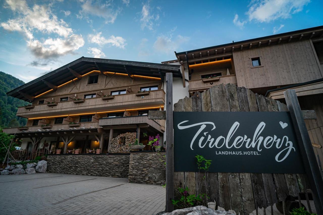 Hotel Landhaus Tirolerherz Sankt Ulrich am Pillersee Bagian luar foto