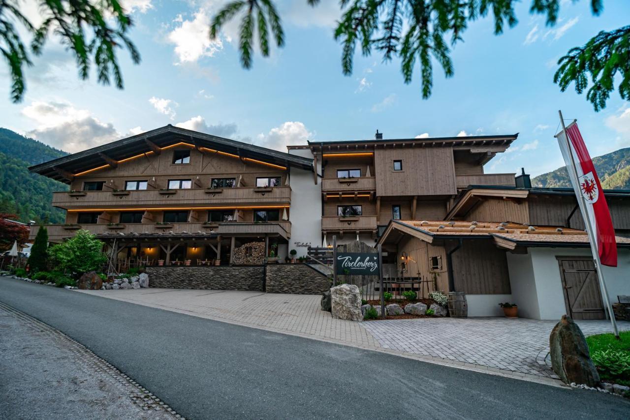 Hotel Landhaus Tirolerherz Sankt Ulrich am Pillersee Bagian luar foto